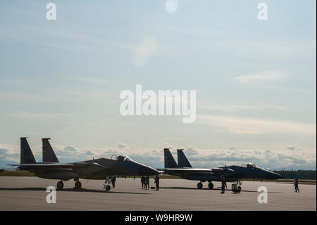 Stati Uniti Avieri dal 67th Manutenzione aeromobili unità preparare un 67th Fighter Squadron F-15C Eagle, Kadena Air Base, Giappone, per il decollo dopo la conduzione di hot-pit il rifornimento di carburante durante la bandiera rossa-Alaska 19-3 a Fort Greely, Alaska, Agosto 7, 2019. RF-un offre corsi di formazione per la manutenzione distribuita e del personale di supporto nel supporto di grande vigore distribuito le operazioni dell'aria. (U.S. Air Force foto di Tech. Sgt. Matteo B. Fredericks) Foto Stock