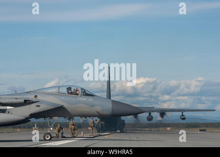 Stati Uniti Avieri dal XV Special Operations Squadron, Campo Hurlburt Fla., condotta hot-pit il rifornimento di carburante da un MC-130H Combat Talon II con un 67th Fighter Squadron F-15C Eagle, da Kadena Air Base, Giappone, durante la bandiera rossa-Alaska 19-3 a Fort Greely, Alaska, Agosto 7, 2019. RF-un offre corsi di formazione per la manutenzione distribuita e del personale di supporto nel supporto di grande vigore distribuito le operazioni dell'aria. (U.S. Air Force foto di Tech. Sgt. Matteo B. Fredericks) Foto Stock