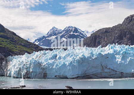 Primo piano del 350 piede alto ghiacciaio margerie nel Glacier Bay Park in Alaska con mount fairweather in Canada in background Foto Stock