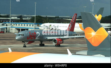 Un getto 2 piano presso il terminal di un aeroporto di Manchester. Foto Stock