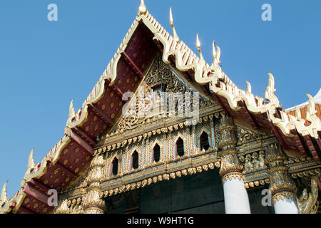 Dettaglio dell'ordinazione Hall tetto del tempio in marmo in Bangkok Foto Stock