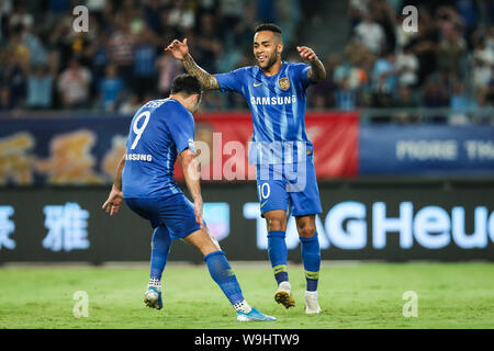 Italian-Brazilian calciatore Eder Citadin Martins, noto semplicemente come Eder, sinistra, di Jiangsu Suning celebra con il calcio brasiliano player Alex Teixeira dopo punteggio contro l Henan Jianye nel loro ventiduesimo tondo corrispondere durante il 2019 Chinese Football Association Super League (CSL) nella città di Nanjing East cinese della provincia di Jiangsu, 13 agosto 2019. Jiangsu Suning sconfitto Henan Jianye 3-0. Foto Stock