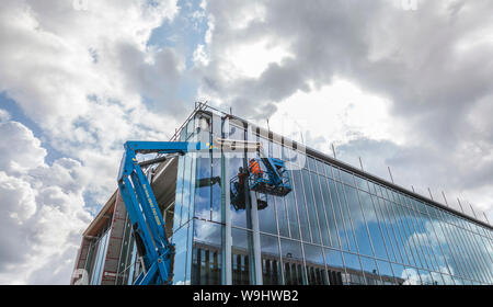 Un uomo con un cherry picker di sollevamento per lavorare su un edificio in Middlesbrough,l'Inghilterra,UK Foto Stock