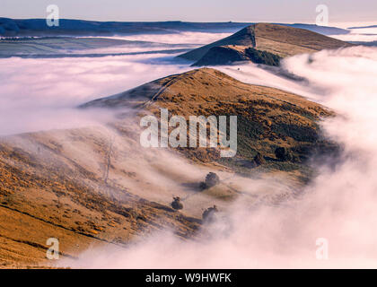 Hope Valley riempito con nebbia riversando Mam Tor ridge Foto Stock