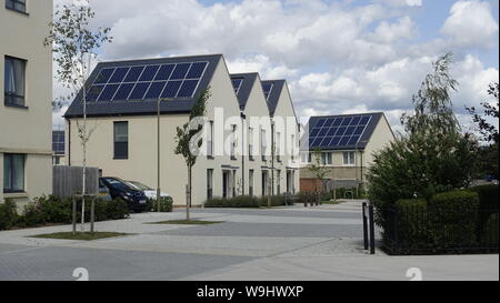 Nuovo sostenibile contemporanea a bassa energia sviluppo di alloggiamento con pannelli solari, l'acqua piovana raccolta, tripli vetri e attraenti gli spazi della comunità Foto Stock