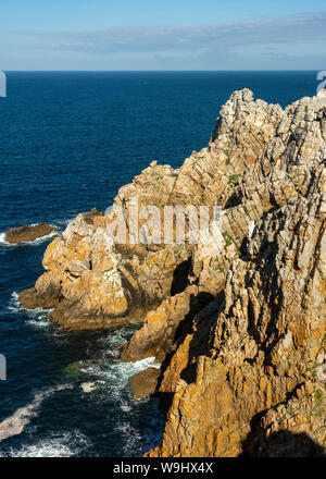 Finisterre (29) Camaret-sur-Mer. Pointe de Pen-Hir sur la Presqu'ile de Crozon // Francia. Finisterre (29) Camaret-sur-mer. Pointe de Pen-Hir , Crozon P Foto Stock