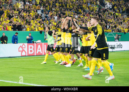 Il Dortmund i giocatori sono felici con i loro fan circa la vittoria, giubilo, tifo, tifo, gioia, entusiasmo, celebrare, finale di giubilo, figura intera, paesaggio, calcio, DFB Pokal, primo girone principale, KFC Uerdingen 05 (KFC) - Borussia Dortmund (DO) 0: 2 su 09.08.2019 in Duesseldorf / Germania. | Utilizzo di tutto il mondo Foto Stock