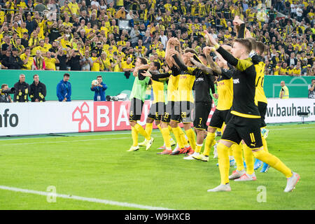 Il Dortmund i giocatori sono felici con i loro fan circa la vittoria, giubilo, tifo, tifo, gioia, entusiasmo, celebrare, finale di giubilo, figura intera, paesaggio, calcio, DFB Pokal, primo girone principale, KFC Uerdingen 05 (KFC) - Borussia Dortmund (DO) 0: 2 su 09.08.2019 in Duesseldorf / Germania. | Utilizzo di tutto il mondo Foto Stock