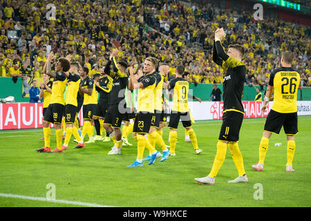 Il Dortmund i giocatori sono felici con i loro fan circa la vittoria, giubilo, tifo, tifo, gioia, entusiasmo, celebrare, finale di giubilo, figura intera, paesaggio, calcio, DFB Pokal, primo girone principale, KFC Uerdingen 05 (KFC) - Borussia Dortmund (DO) 0: 2 su 09.08.2019 in Duesseldorf / Germania. | Utilizzo di tutto il mondo Foto Stock