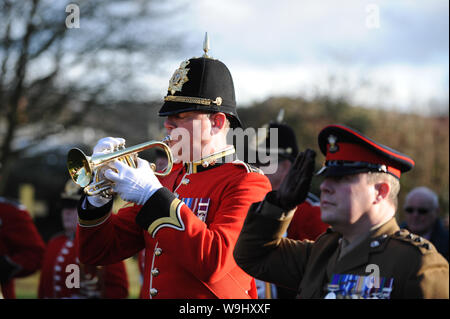 Inaugurazione da parte del Royal Welsh Guards presso la tomba del Private Robert Jones V.C.. La Chiesa di San Pietro, Peterchurch. Un bugler riproduce gli ultimi post Foto Stock