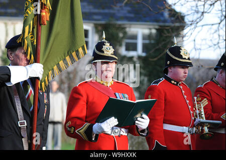 Inaugurazione da parte del Royal Welsh Guards presso la tomba del Private Robert Jones V.C.. La Chiesa di San Pietro, Peterchurch. Una lettura. Foto Stock