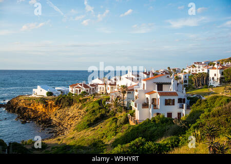 Tramonto in un tipico Menorcan cittadina sul mare. Foto Stock