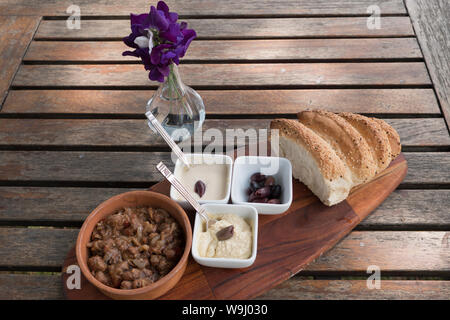 Piatti Vegan di Fava con salse e pane Foto Stock