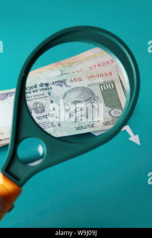 Banconote indiano visto attraverso la lente di ingrandimento Foto Stock