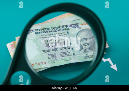 Banconote indiano visto attraverso la lente di ingrandimento Foto Stock