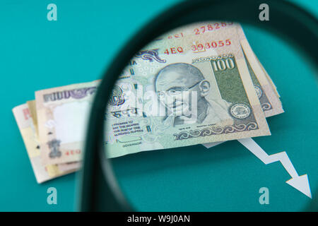 Banconote indiano visto attraverso la lente di ingrandimento Foto Stock