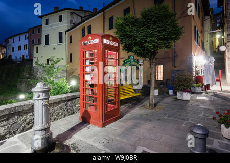 Telefono rosso scatola in Barga, Toscana, Italia Foto Stock