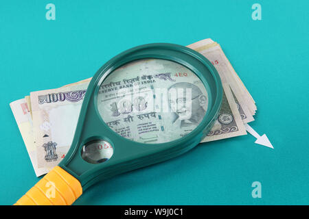 Banconote indiano visto attraverso la lente di ingrandimento Foto Stock