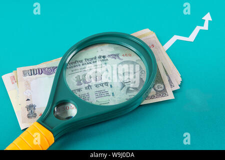 Banconote indiano visto attraverso la lente di ingrandimento Foto Stock