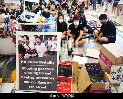 Hong Kong. 13 Ago, 2019. I manifestanti hanno occupato l'Aeroporto Internazionale di Hong Kong in modo più di 200 voli hai annullato. Il governo anti-manifestanti cercano di catturare l'attenzione di tutto il mondo per chiedere le cinque principali esigenze che devono essere soddisfatte. Credito: Gonzales foto/Alamy Live News Foto Stock