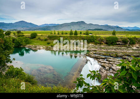 Montenegro, Magic cascate del fiume cijevna noto come le cascate del Niagara nella splendida natura incontaminata paesaggio vicino a Podgorica Foto Stock