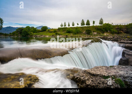Montenegro, bellissime cascate del Niagara di fiume cijevna vicino a Podgorica nel verde paesaggio paradiso Foto Stock