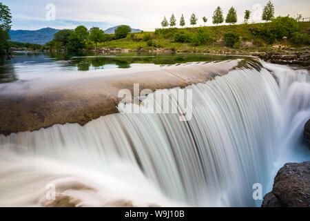 Montenegro, gigante cascate del Niagara di fiume cijevna dopo la pioggia vicino a Podgorica nel verde di una natura incontaminata paesaggio Foto Stock