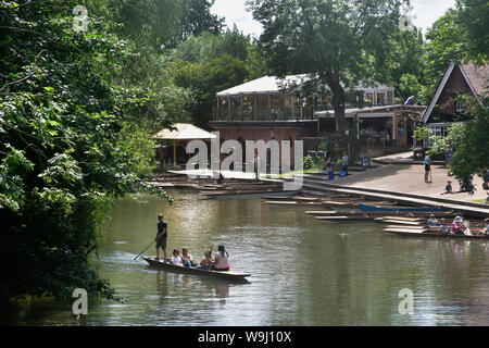 Inghilterra, Oxford, parchi Universitari, fiume Cherwell e il boathouse con sterline. Foto Stock