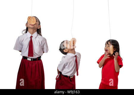 Makan lomba kerupuk Foto Stock