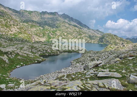 Angolo alto vista panoramica su cinque laghi nelle Dolomiti di Brenta in Italia Foto Stock