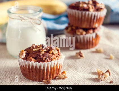 Banana-dado muffin con scaglie di cioccolato fondente Foto Stock