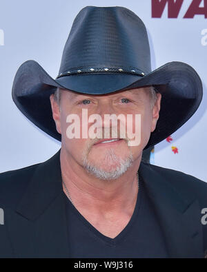 Burbank, Stati Uniti. 13 Ago, 2019. BURBANK, Los Angeles, California, Stati Uniti d'America - 13 agosto: Singer Trace Adkins arriva a Los Angeles Premiere del film di Forrest' 'Bennett's War" tenutasi presso il Steven J. Ross al Teatro Warner Bros Studios il 13 agosto 2019 a Burbank, Los Angeles, California, Stati Uniti. ( Credito: Image Press Agency/Alamy Live News Foto Stock