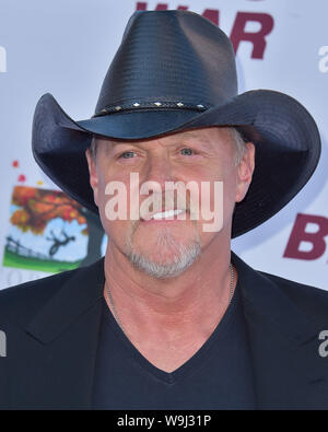 Burbank, Stati Uniti. 13 Ago, 2019. BURBANK, Los Angeles, California, Stati Uniti d'America - 13 agosto: Singer Trace Adkins arriva a Los Angeles Premiere del film di Forrest' 'Bennett's War" tenutasi presso il Steven J. Ross al Teatro Warner Bros Studios il 13 agosto 2019 a Burbank, Los Angeles, California, Stati Uniti. ( Credito: Image Press Agency/Alamy Live News Foto Stock