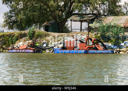 Flottante pompe di acqua per il trasporto di acqua per le aziende agricole di fiori, il lago Naivasha, Kenya, Africa orientale Foto Stock