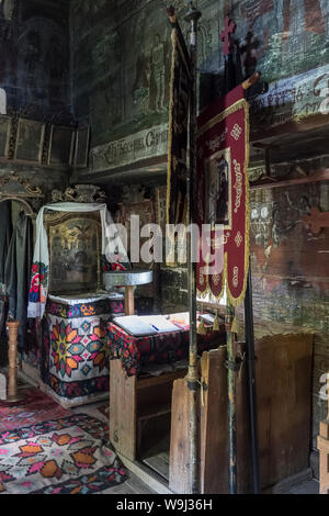 St Parascheva chiesa (costruito 1700), Poienile Izei, Maramureș, Romania. La regione è famosa per le sue chiese di legno con i loro interni dipinti Foto Stock