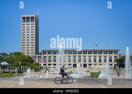 Un ciclista smette di prendere un selfie davanti al municipio o Hotel de ville in Le Havre Foto Stock