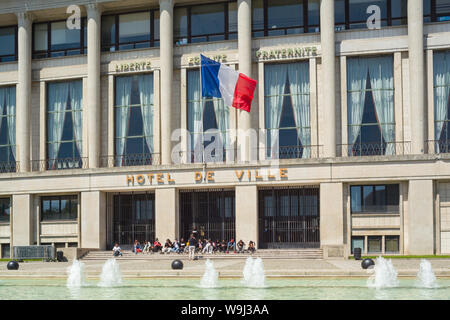 La nazionale francese o di bandiera tricolore sventola sul davanti dell'Hotel de Ville o Municipio di Le Havre Foto Stock