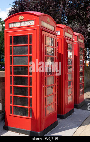 Cabine telefoniche rosse in una fila di tre telefono rosso scatole chiosco Telefono Cabine telefoniche centro di Northampton Northamptonshire England Regno Unito GB Europa Foto Stock