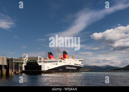 Caledonian MacBrayne ferry Loch Seaforth docking a Ullapool, Scozia. Foto Stock