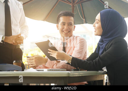 Due asian business riunione del team in un cafe Foto Stock