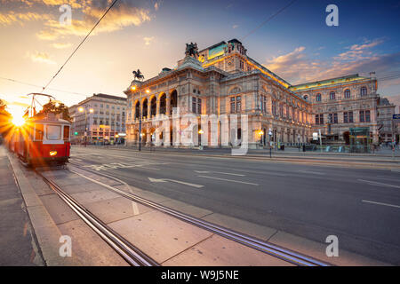 Vienna, Austria. Immagine di panorama urbano di Vienna con l'Opera di Stato di Vienna durante il tramonto. Foto Stock