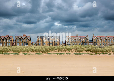 Fronte mare case e le dune di sabbia a St Annes On Sea, Lancashire Foto Stock