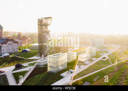 KATOWICE IN POLONIA - Giugno 08, 2019: gli edifici moderni del Museo di Slesia accompagnata da un albero dell'ex miniera di carbone "Katowice', ora adattato come un Foto Stock