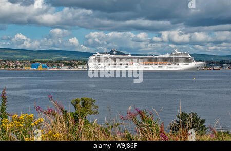 CROMARTY FIRTH Ross and Cromarty SCOZIA MSC ORCHESTRA UNA CROCIERA GIACENTE OFF INVERGORDON con cielo estivo e fiori Foto Stock