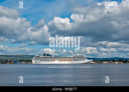 CROMARTY FIRTH Ross and Cromarty SCOZIA MSC ORCHESTRA CROCIERA GIACENTE OFF INVERGORDON sotto il cielo estivo Foto Stock