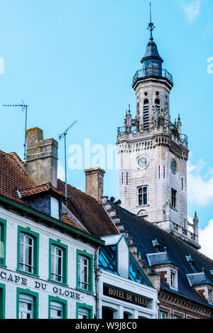 Hesdin, Francia: Municipio con la torre campanaria risalente al XVI secolo. La città nella regione Pas-de-Calais usato per essere un importante centro regionale. Foto Stock