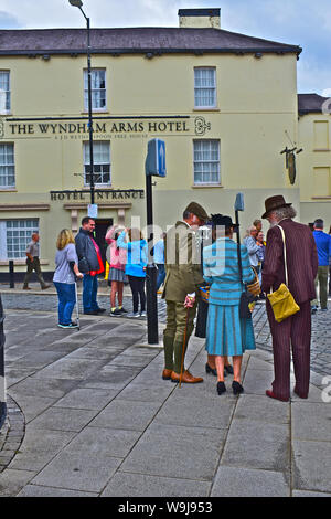 'Tempo di guerra Bridgend'. Evento annuale ricreando luoghi e suoni della seconda guerra mondiale. Un gruppo nel periodo chat di abbigliamento al di fuori del Wyndham Arms Hotel. Foto Stock