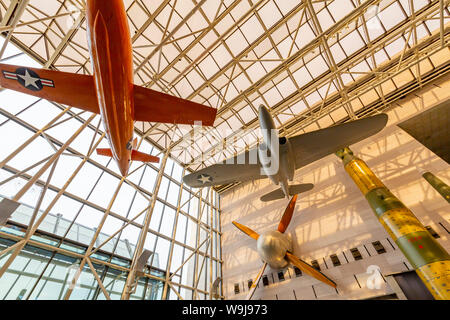 Vista di aerei e di missili in Smithsonian National Air & Space Museum, Washington DC, Distretto di Columbia, Stati Uniti d'America Foto Stock