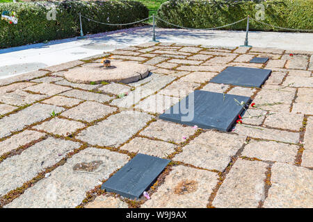 Vista del Presidente John F. Kennedy recinto in Al Cimitero Nazionale di Arlington, Washington DC, Distretto di Columbia, Stati Uniti d'America Foto Stock