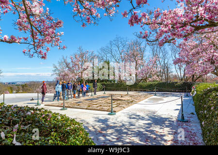 Vista del Presidente John F. Kennedy recinto in Al Cimitero Nazionale di Arlington, Washington DC, Distretto di Columbia, Stati Uniti d'America Foto Stock